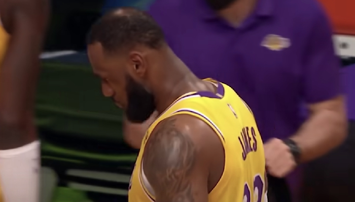 LeBron James tête baissée avec le maillot des Lakers