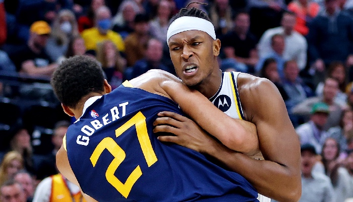 Myles Turner en plein accrochage avec Rudy Gobert