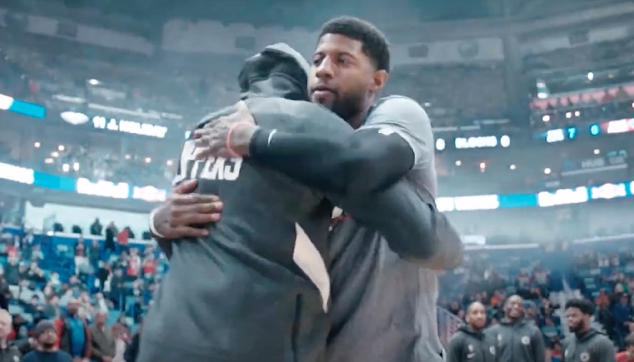 Paul George avec un coéquipiers des Clippers dans les bras