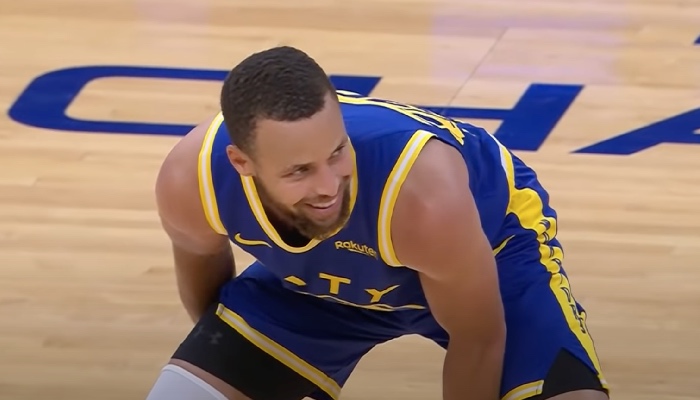 Stephen Curry tout sourire avec les Warriors