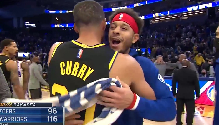 Stephen et Seth Curry se prennent dans les bras