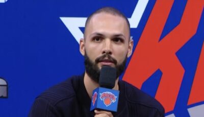 Evan Fournier au micro devant les journalistes de New York