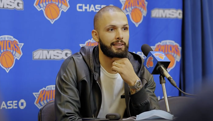 Evan Fournier en conférence de presse pour les Knicks NBA