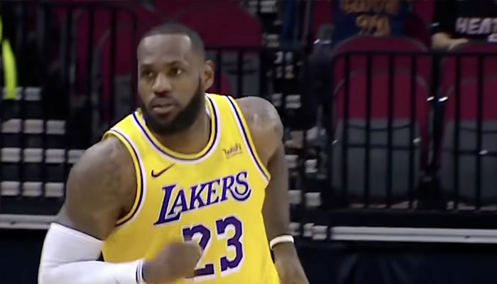 LeBron James sous le maillot des Lakers NBA