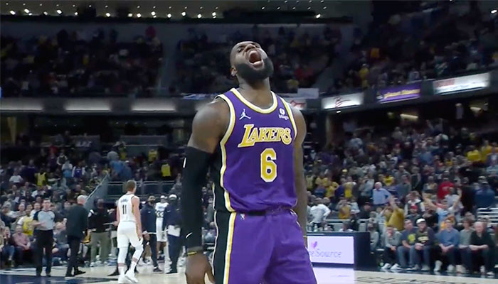 LeBron célèbre la victoire des Lakers contre les Pacers