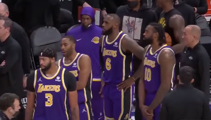 Les joueurs NBA des Los Angeles Lakers, Anthony Davis, Wayne Ellington, LeBron James et DeAndre Jordan, effarés par la performance effroyable d'un de leurs coéquipiers face aux New York Knicks