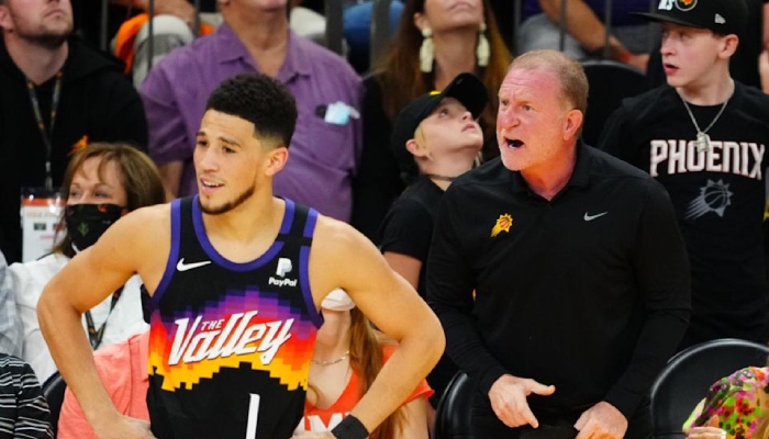 La star NBA des Phoenix Suns, Devin Booker, aux côtés du propriétaire de la franchise, Robert Sarver, actuellement sujet de graves accusations