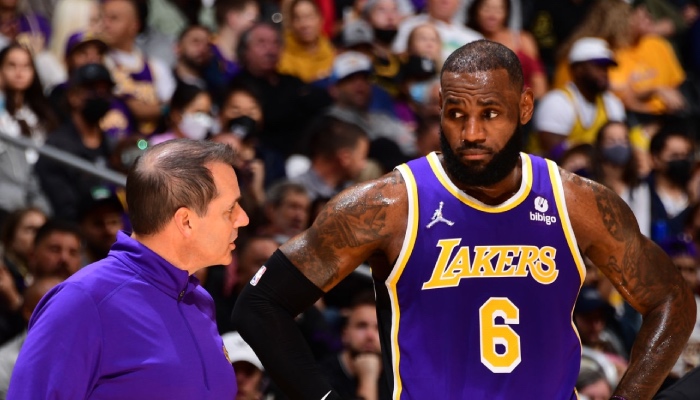 La superstar NBA des Los Angeles Lakers, LeBron James, surprise en apprenant la décision de Frank Vogel vis-à-vis du cinq majeur de son équipe