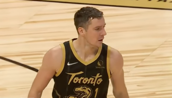 Le meneur NBA des Toronto Raptors, Goran Dragic, sous le maillot des Toronto Raptors