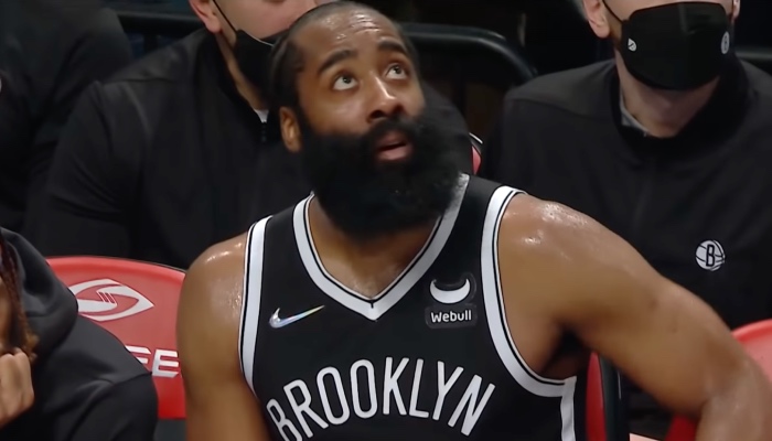 La superstar NBA des Brooklyn Nets, James Harden, surprise sur le banc de son équipe