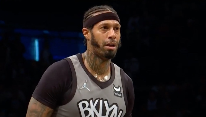 L'ailier NBA des Brooklyn Nets, James Johnson, sur la ligne des lancers francs