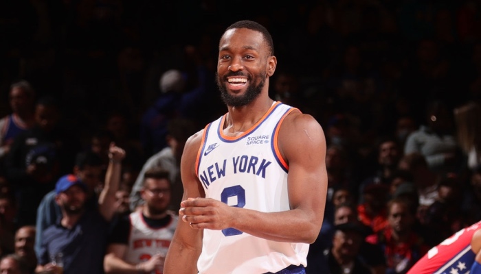 Le meneur NBA des New York Knicks, Kemba Walker, tout sourire lors d'un match face aux Philadelphia 76ers
