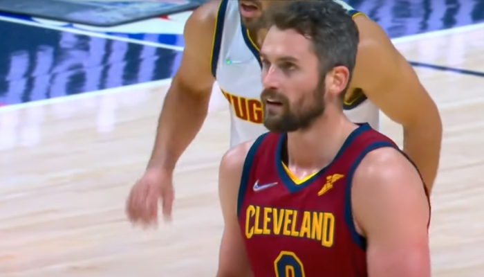 L'intérieur NBA des Cleveland Cavaliers, Kevin Love, lors d'un match face aux Denver Nuggets