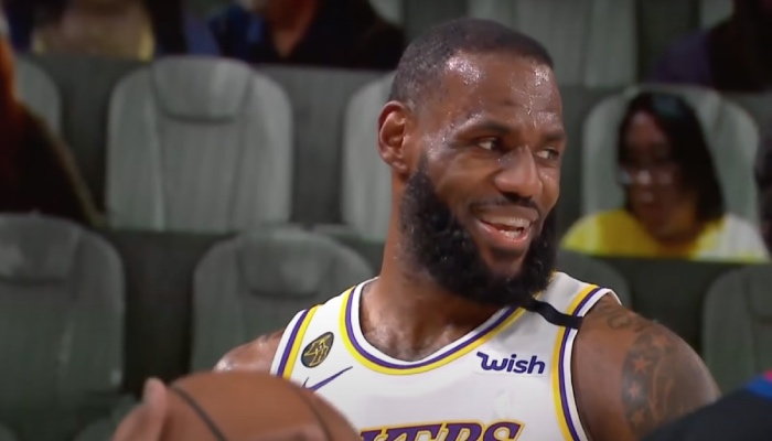 La superstar NBA des Los Angeles Lakers, LeBron James, tout sourire au moment d'apprendre qu'un célèbre analyste serait prêt à le considérer comme GOAT en cas de 5ème titre cette saison