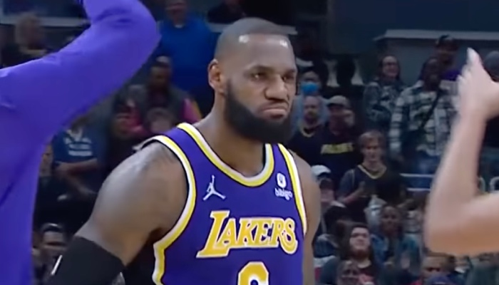 La superstar NBA des Los Angeles Lakers, LeBron James, célèbre un panier clutch inscrit face aux Indiana Pacers