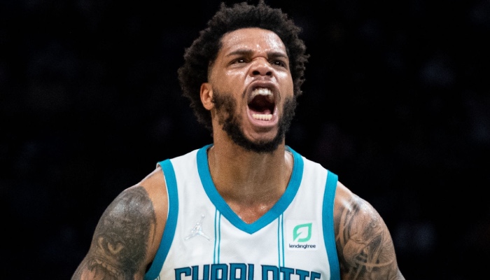 L'ailier NBA des Charlotte Hornets, Miles Bridges, célèbre un panier lors d'un match face aux Cleveland Cavaliers