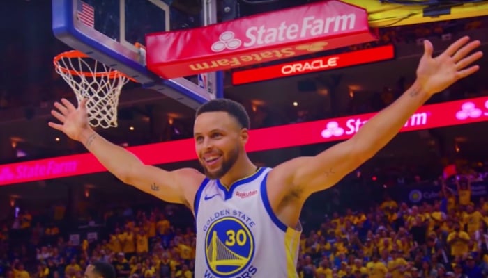 Le meneur star des Golden State Warriors, Stephen Curry, célèbre un tir lors d'un match des Golden State Warriors