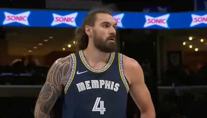 L'intérieur NBA des Memphis Grizzlies, Steven Adams, sur la ligne des lancers francs