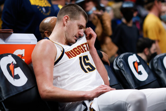 Nikola Jokic sur le banc des Nuggets