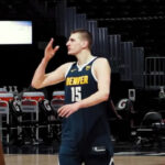 NBA – Déchaîné, Niko Jokic rejoint Wilt Chamberlain et Magic Johnson dans l’histoire !