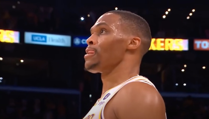 Russell Westbrook shook sous le maillot des Lakers