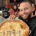 NBA – Steph Curry critiqué pour son comportement avec la jeune femme derrière lui