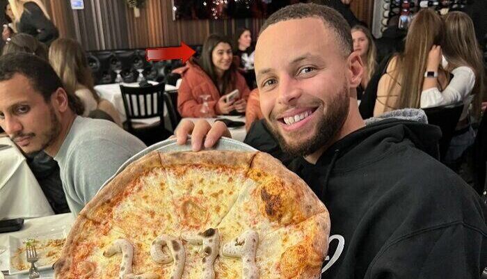 Steph Curry profite avec sa pizza