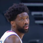 NBA – Joel Embiid prend feu et cale une prestation réussie par seulement 7 joueurs dans l’histoire !