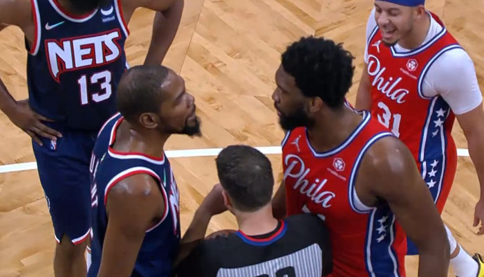 Kevin Durant et Joel Embiid dans un échange tendu