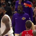 NBA – LeBron James perd la balle, mais force l’arbitre à la lui rendre !