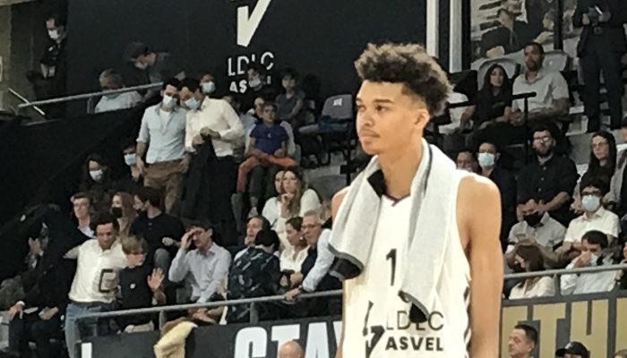 Le jeune intérieur de LDLC Asvel, Victor Wembanyama, a claqué un gros poste sur deux joueurs lors de la rencontre d'Euroleague face à Vitoria