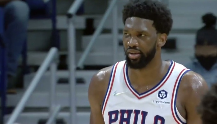 La superstar NBA des Philadelphia 76ers, Joel Embiid, sourire aux lèvres