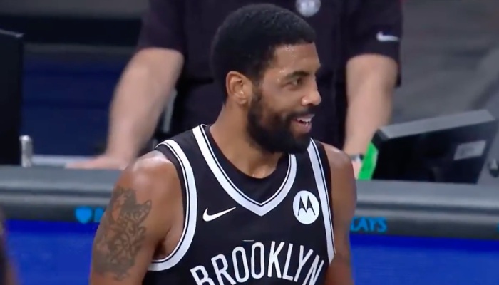 La superstar NBA des Brooklyn Nets, Kyrie Irving, souriante après avoir mis en feu les réseaux avec une vidéo buzz