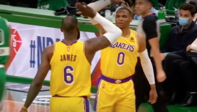 Les superstars NBA des Los Angeles Lakers, LeBron James et Russell Westbrook, se félicitent