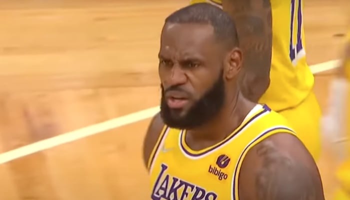 La superstar NBA des Los Angeles Lakers, LeBron James, choquée lors d'un match