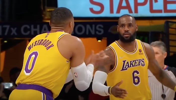 Les superstars NBA des Los Angeles Lakers, Russell Westbrook et LeBron James, se félicitent