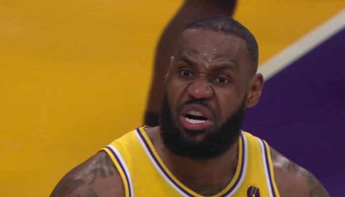 La superstar NBA des Los Angeles Lakers, LeBron James, énervée