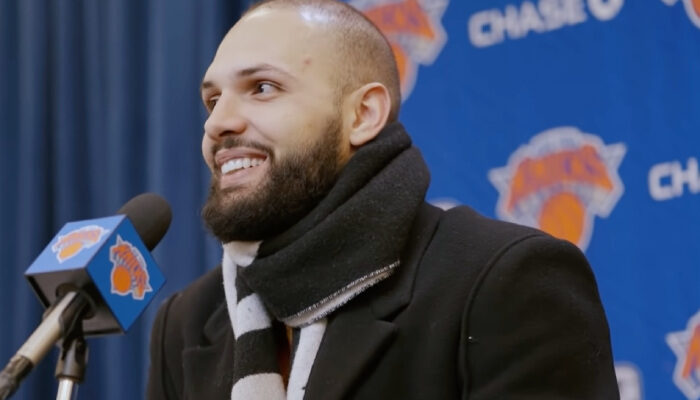 NBA Evan Fournier souriant en conférence de presse