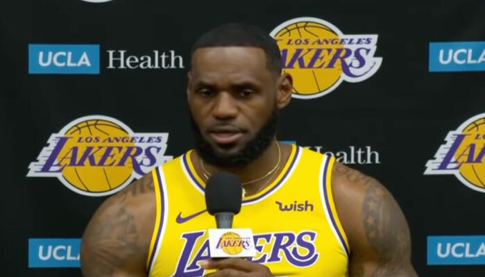 NBA LeBron Jame sface à la presse