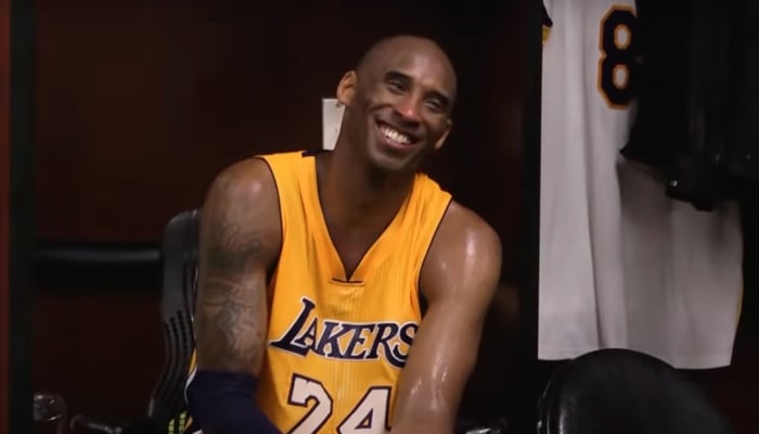 Kobe Bryant avec le sourire sous le maillot des Lakers