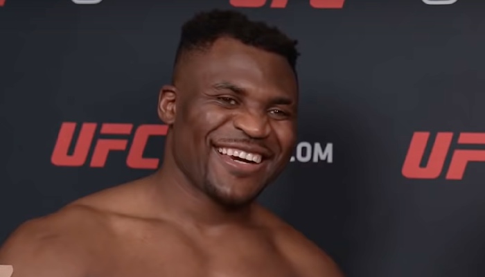 L'ancien combattant UFC Francis Ngannou tout sourire