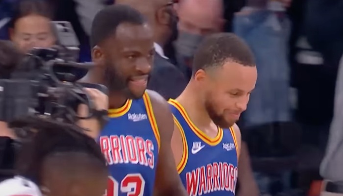 Les superstars NBA des Golden State Warriors, Draymond Green (gauche) et Stephen Curry (droite)