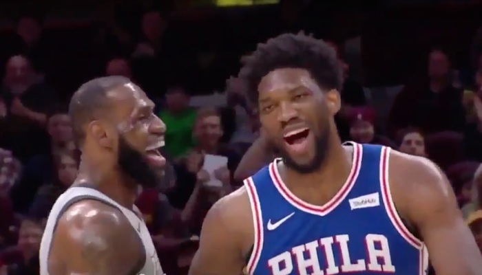 Les superstars NBA LeBron James et Joel Embiid lors d'un match opposant les Cleveland Cavaliers aux Philadelphia 76ers