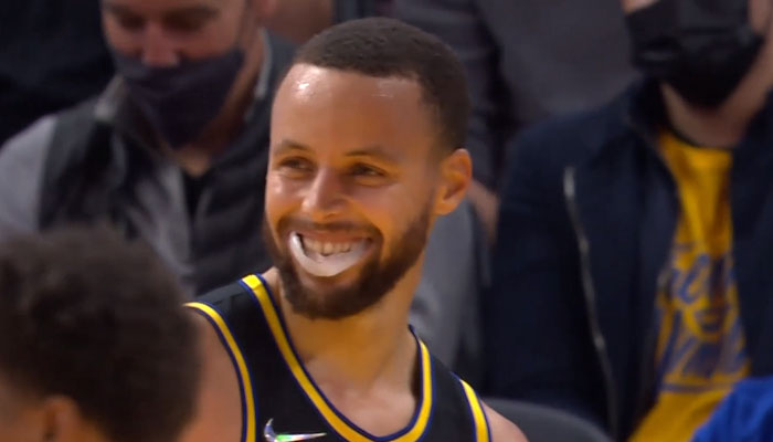 Steph Curry avec le maillot des Warriors