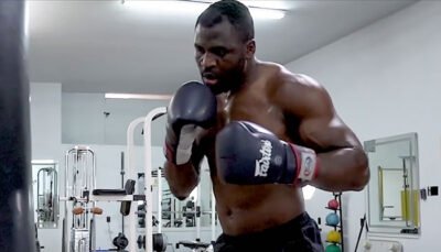 Ultra imposant, Francis Ngannou semble « normal » à côté de cette star NBA