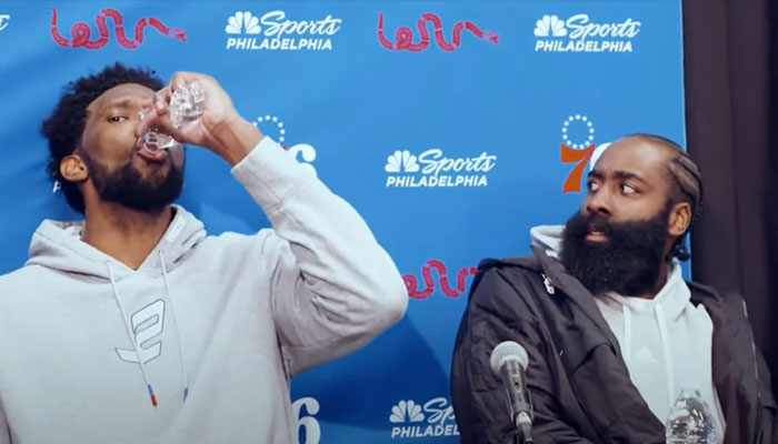 Les stars NBA des Philadelphia 76ers, Joel Embiid (gauche) et James Harden (droite) en conférence de presse