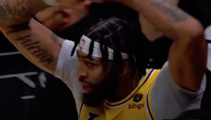 Anthony Davis n'en croit pas ses yeux après son game winner raté pour les Lakers