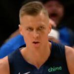 NBA – La photo archi-humiliante de Kristaps Porzingis en plein trade !