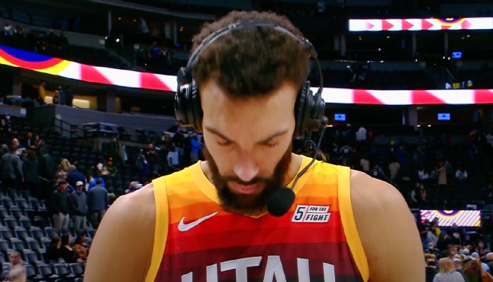 Rudy Gobert tête baissée après un match du Jazz