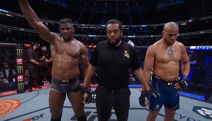 Francis Ngannou vainqueur devant Ciryl Gane à l'UFC 270